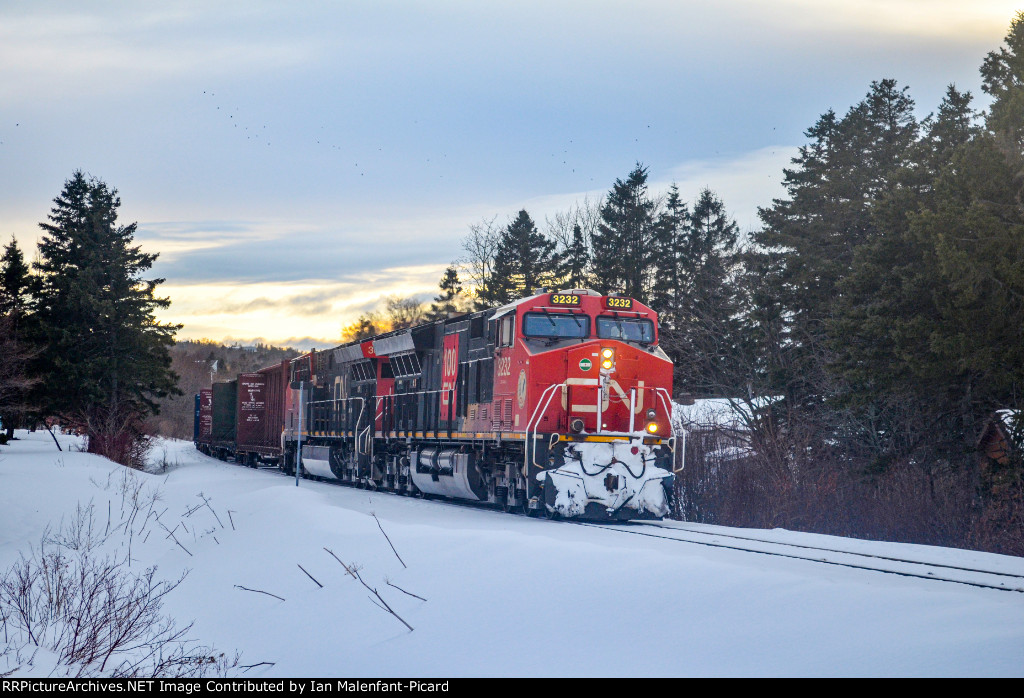 CN 3232 leads 402 at Rocher Blanc Street